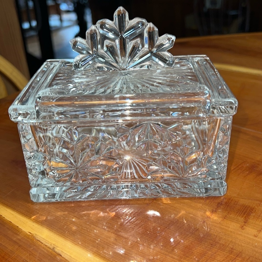 Vintage Luminarc Snowflake Covered Glass Box w/ Lid Candy Dish 5.5”x4” Holiday